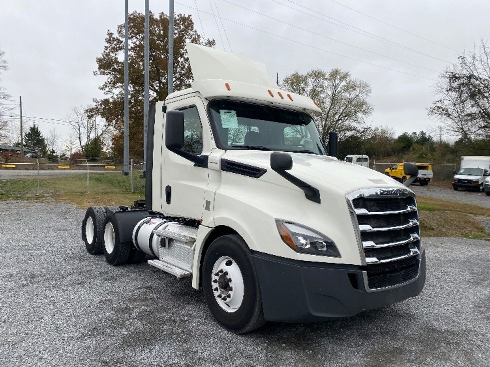 Day Cab Tractor-Heavy Duty Tractors-Freightliner-2019-T12664ST-Cleveland-TN-322,637\n\t\tmiles-$ 49,250 - Image 1