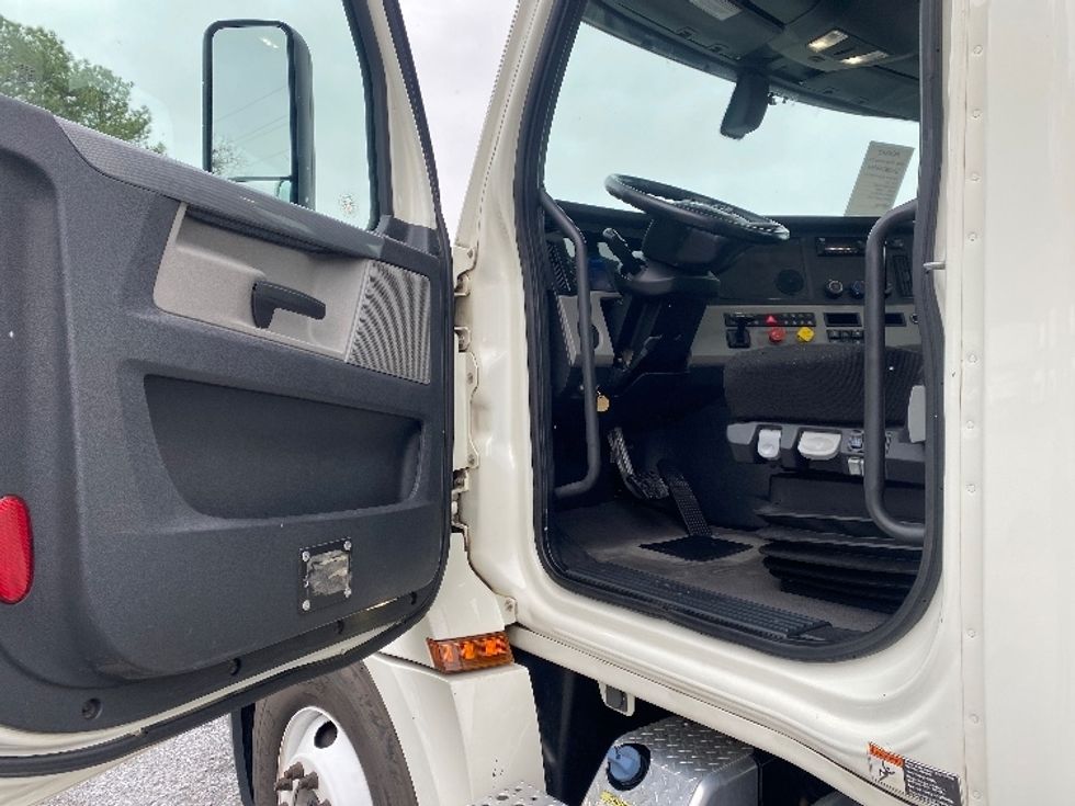 Day Cab Tractor-Heavy Duty Tractors-Freightliner-2019-T12664ST-Cleveland-TN-322,637\n\t\tmiles-$ 49,250 - Image 8