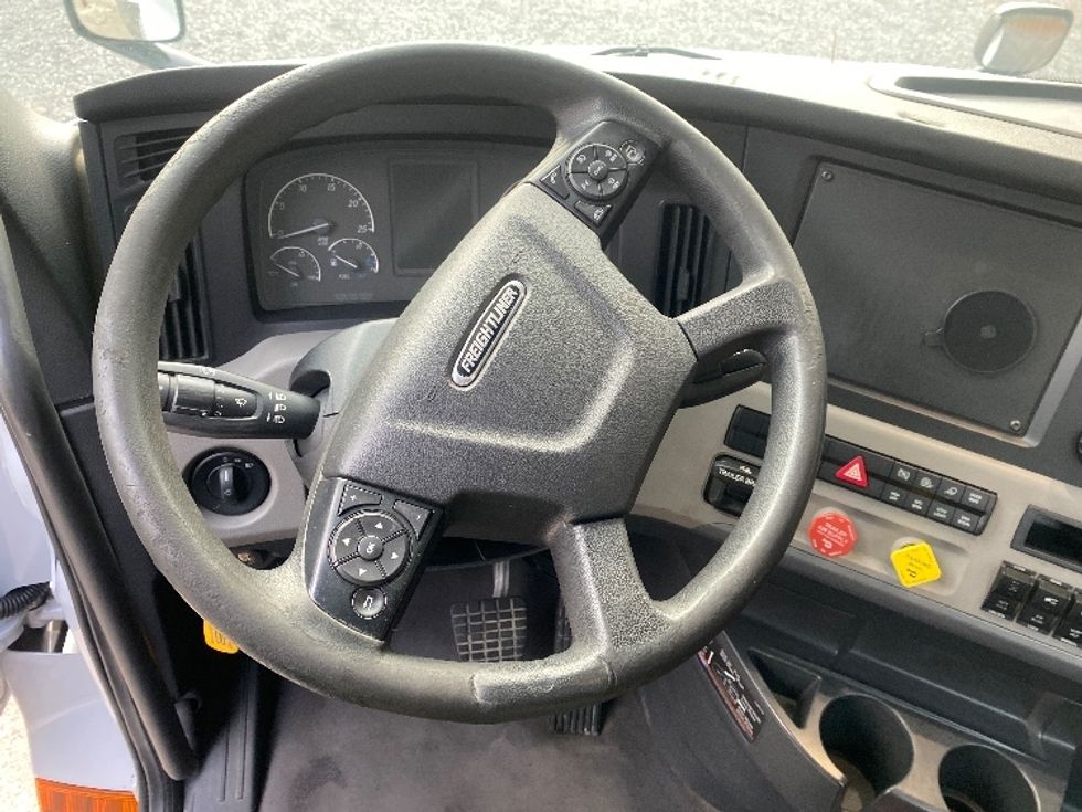 Day Cab Tractor-Heavy Duty Tractors-Freightliner-2019-T12664ST-Cleveland-TN-408,785\n\t\tmiles-$ 41,500 - Image 10