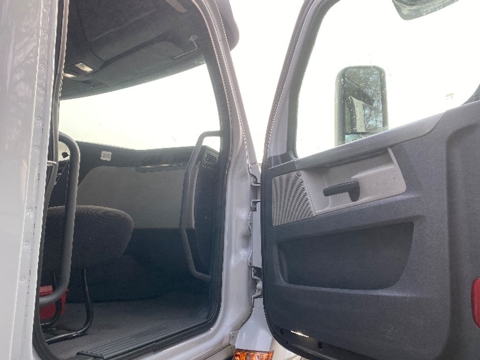 Day Cab Tractor-Heavy Duty Tractors-Freightliner-2019-T12664ST-Cleveland-TN-408,785\n\t\tmiles-$ 41,500 - Image 11
