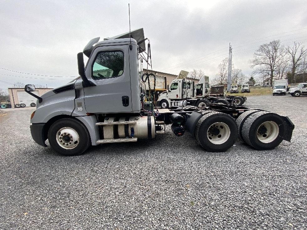 Day Cab Tractor-Heavy Duty Tractors-Freightliner-2019-T12664ST-Cleveland-TN-408,785\n\t\tmiles-$ 41,500 - Image 3