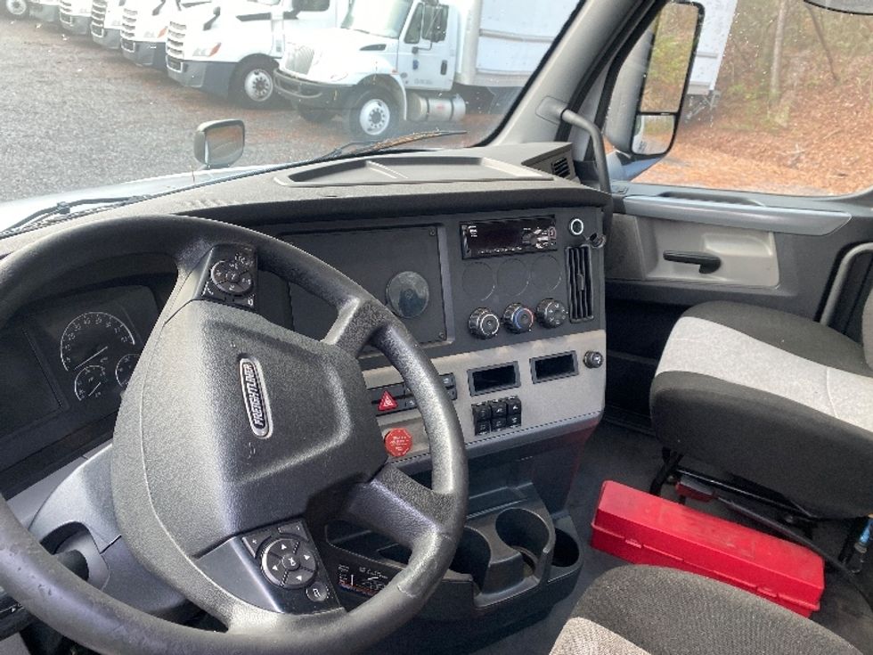 Day Cab Tractor-Heavy Duty Tractors-Freightliner-2019-T12664ST-Cleveland-TN-408,785\n\t\tmiles-$ 41,500 - Image 9