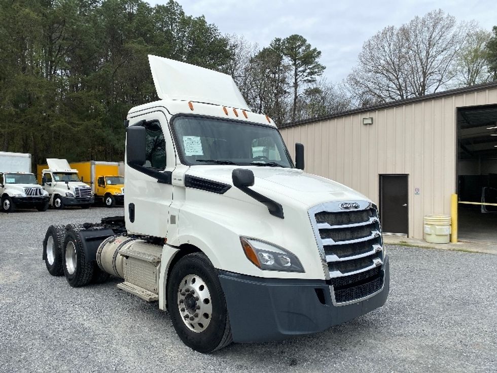 Day Cab Tractor-Heavy Duty Tractors-Freightliner-2019-T12664ST-Cleveland-TN-484,695\n\t\tmiles-$ 39,500 - Image 1