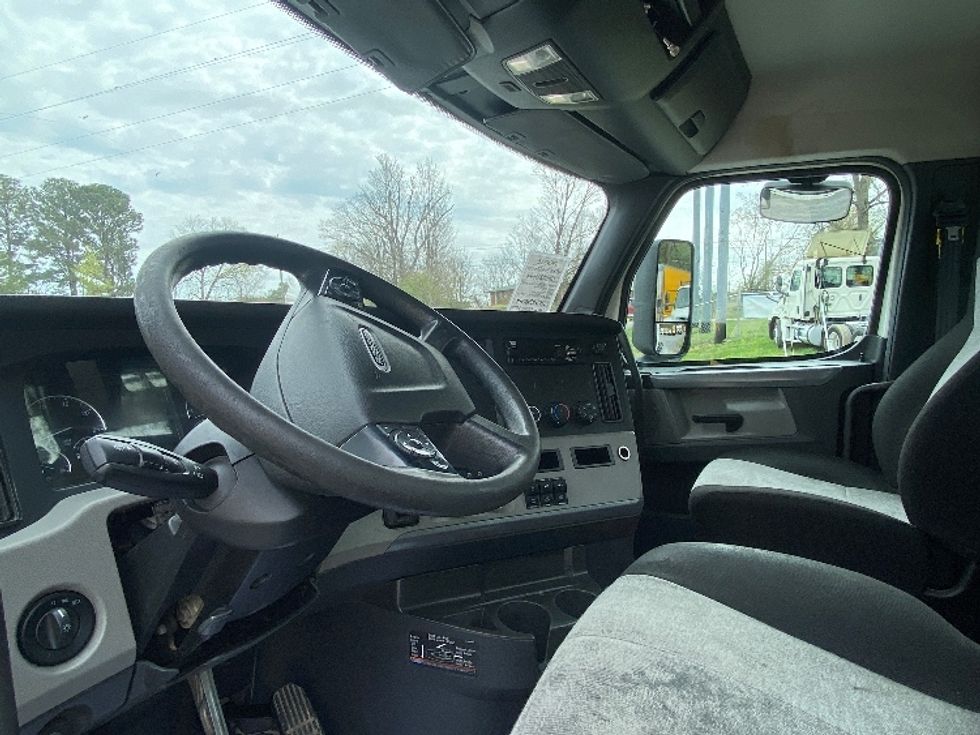 Day Cab Tractor-Heavy Duty Tractors-Freightliner-2019-T12664ST-Cleveland-TN-484,695\n\t\tmiles-$ 39,500 - Image 10