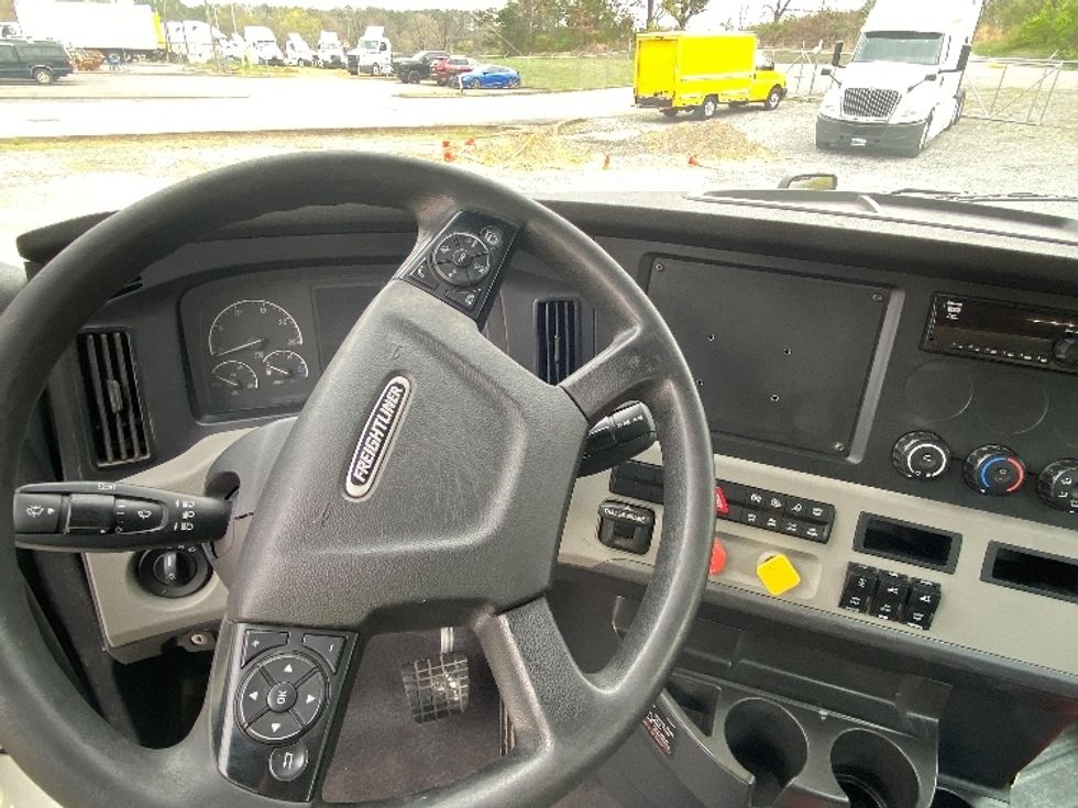 Day Cab Tractor-Heavy Duty Tractors-Freightliner-2019-T12664ST-Cleveland-TN-484,695\n\t\tmiles-$ 39,500 - Image 11