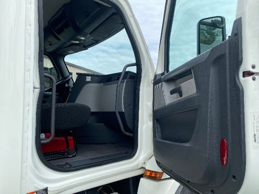 Day Cab Tractor-Heavy Duty Tractors-Freightliner-2019-T12664ST-Cleveland-TN-484,695\n\t\tmiles-$ 39,500 - Image 12