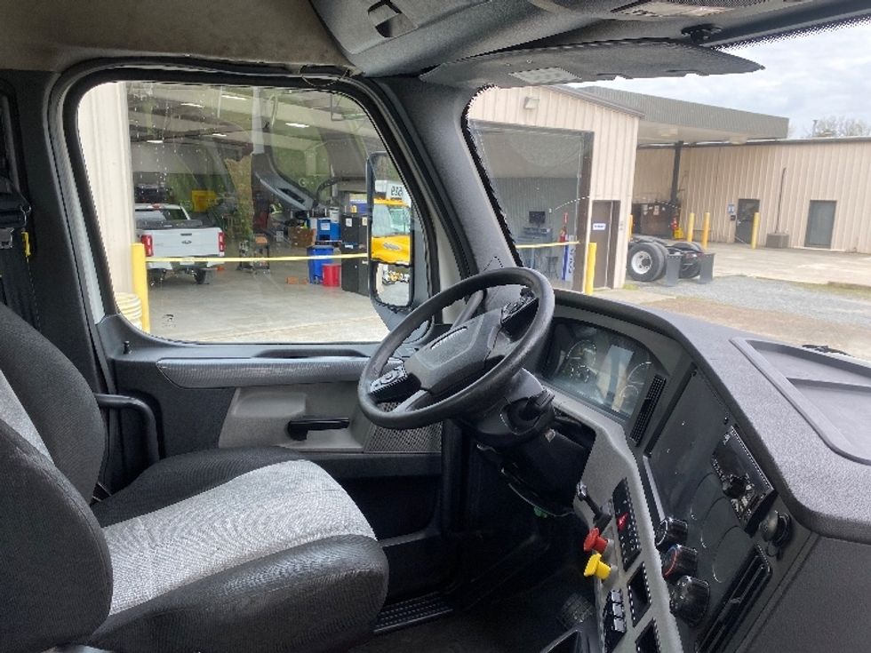 Day Cab Tractor-Heavy Duty Tractors-Freightliner-2019-T12664ST-Cleveland-TN-484,695\n\t\tmiles-$ 39,500 - Image 14