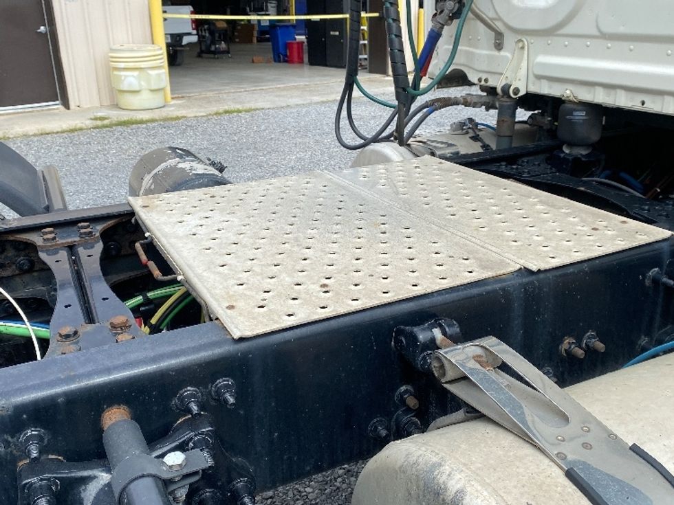 Day Cab Tractor-Heavy Duty Tractors-Freightliner-2019-T12664ST-Cleveland-TN-484,695\n\t\tmiles-$ 39,500 - Image 18