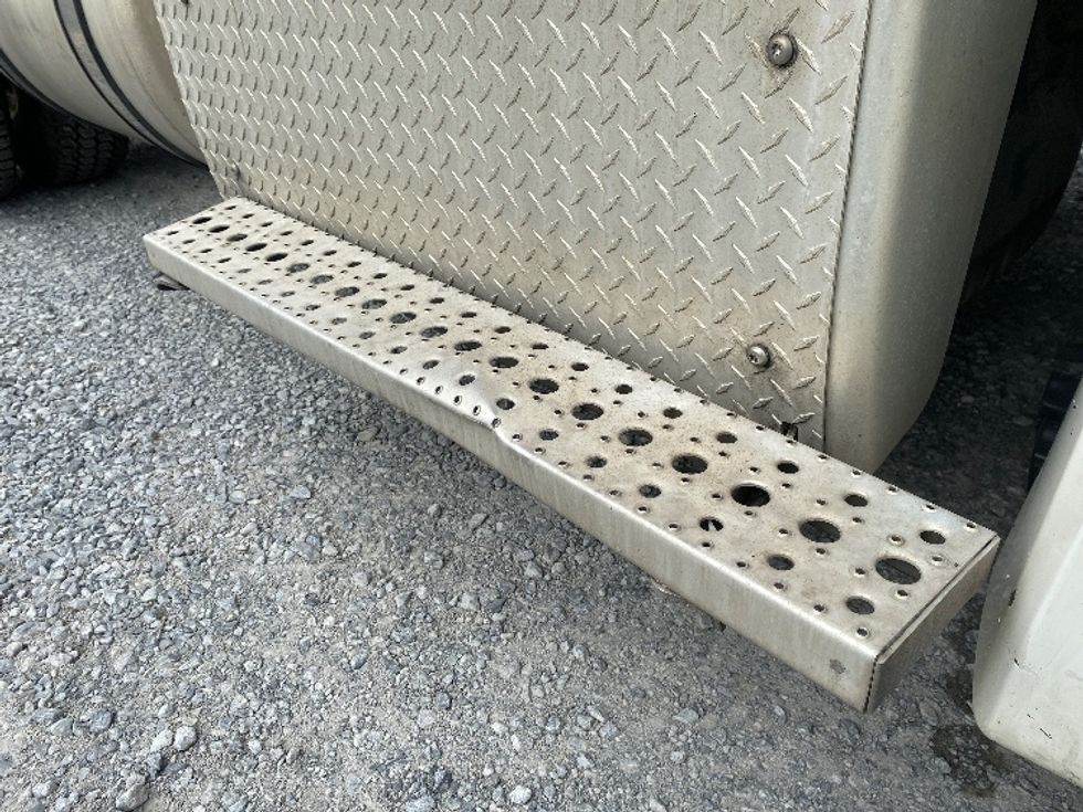 Day Cab Tractor-Heavy Duty Tractors-Freightliner-2019-T12664ST-Cleveland-TN-484,695\n\t\tmiles-$ 39,500 - Image 22