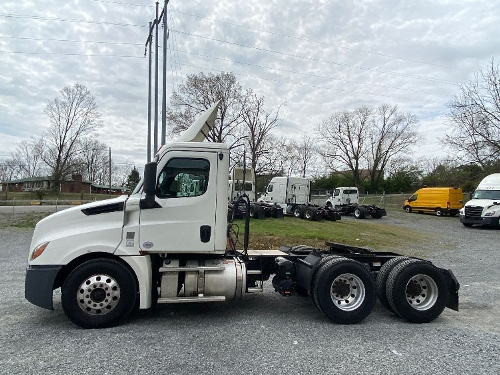 Day Cab Tractor-Heavy Duty Tractors-Freightliner-2019-T12664ST-Cleveland-TN-484,695\n\t\tmiles-$ 39,500 - Image 4
