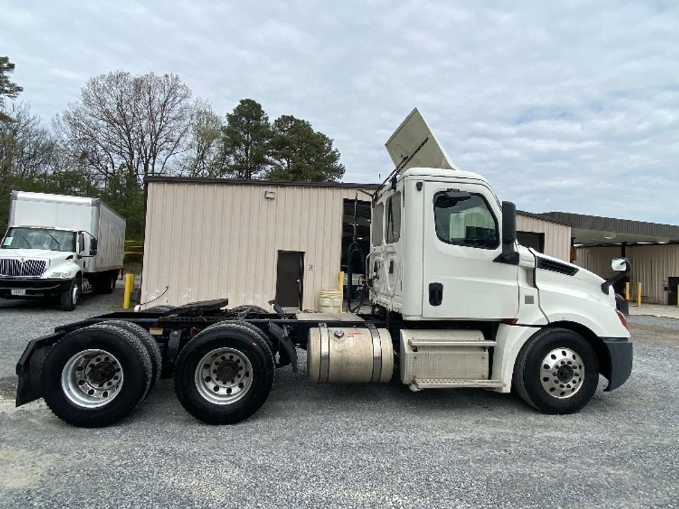 Day Cab Tractor-Heavy Duty Tractors-Freightliner-2019-T12664ST-Cleveland-TN-484,695\n\t\tmiles-$ 39,500 - Image 8
