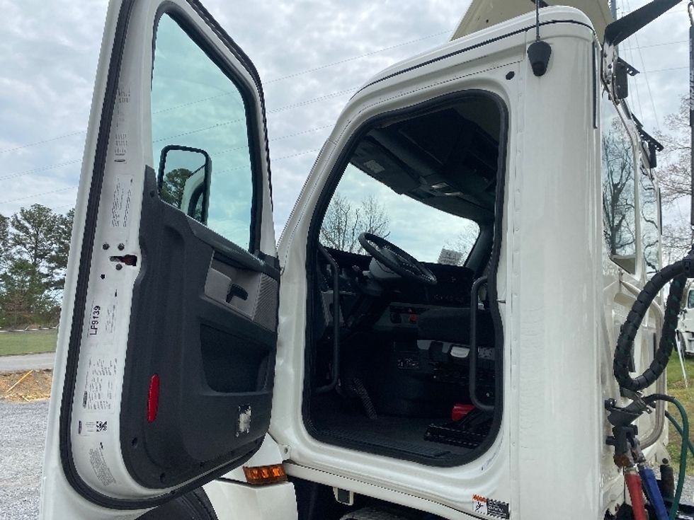 Day Cab Tractor-Heavy Duty Tractors-Freightliner-2019-T12664ST-Cleveland-TN-484,695\n\t\tmiles-$ 39,500 - Image 9