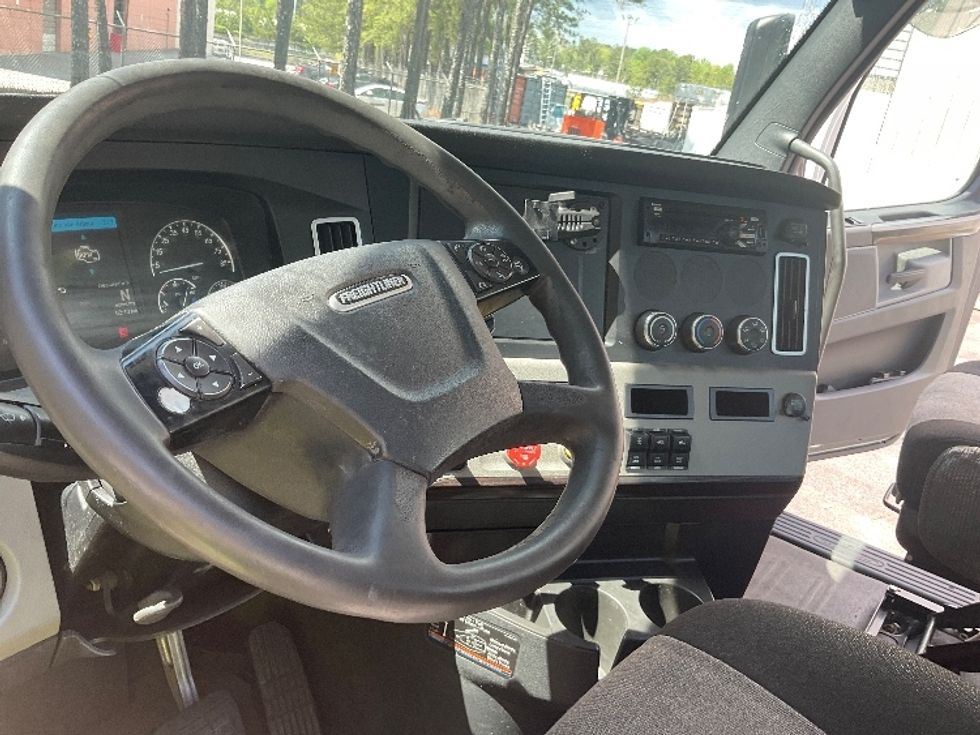 Day Cab Tractor-Heavy Duty Tractors-Freightliner-2019-T12664ST-Cleveland-TN-685,901\n\t\tmiles-$ 27,000 - Image 10