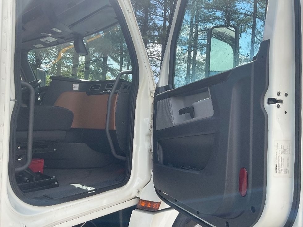 Day Cab Tractor-Heavy Duty Tractors-Freightliner-2019-T12664ST-Cleveland-TN-685,901\n\t\tmiles-$ 27,000 - Image 12