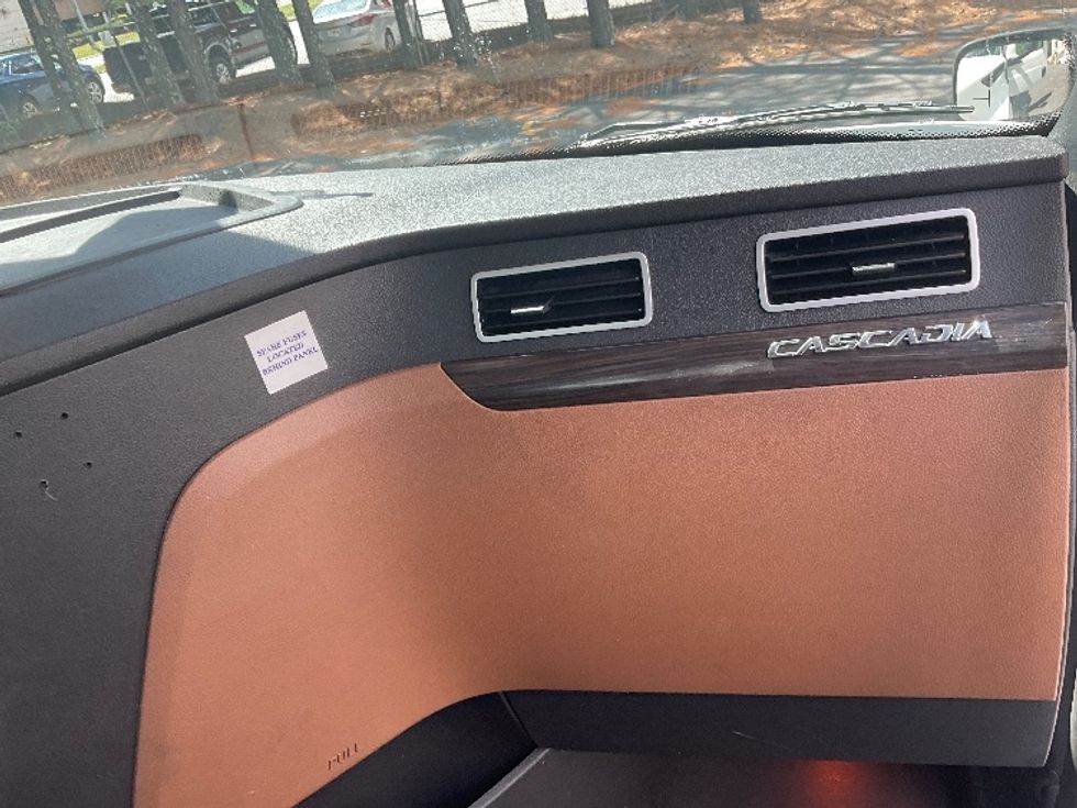 Day Cab Tractor-Heavy Duty Tractors-Freightliner-2019-T12664ST-Cleveland-TN-685,901\n\t\tmiles-$ 27,000 - Image 13