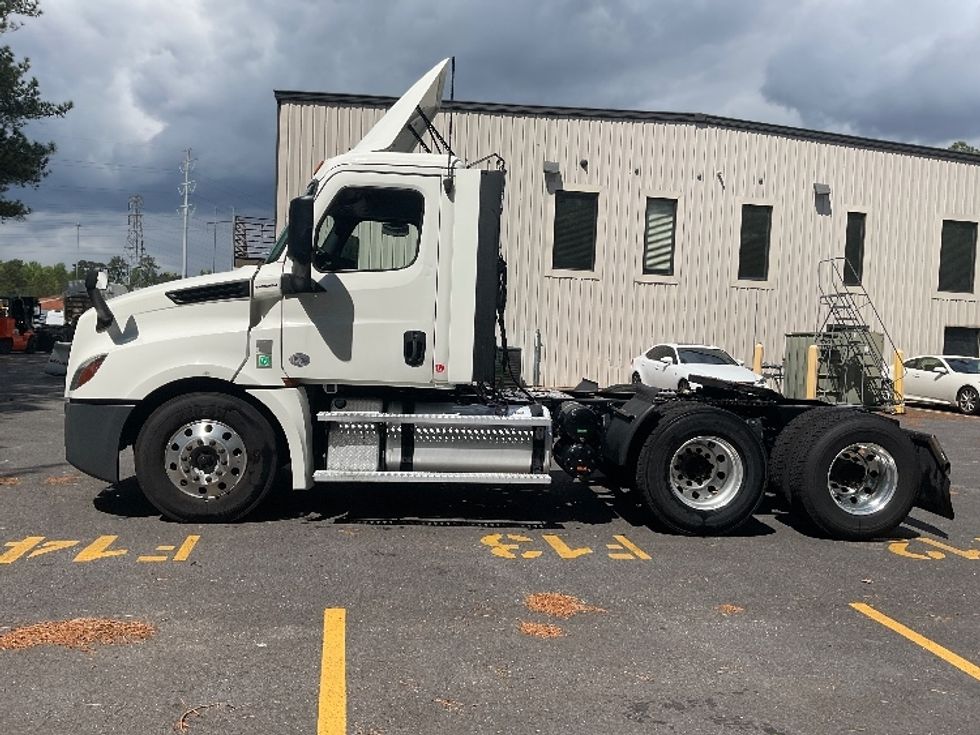 Day Cab Tractor-Heavy Duty Tractors-Freightliner-2019-T12664ST-Cleveland-TN-685,901\n\t\tmiles-$ 27,000 - Image 4