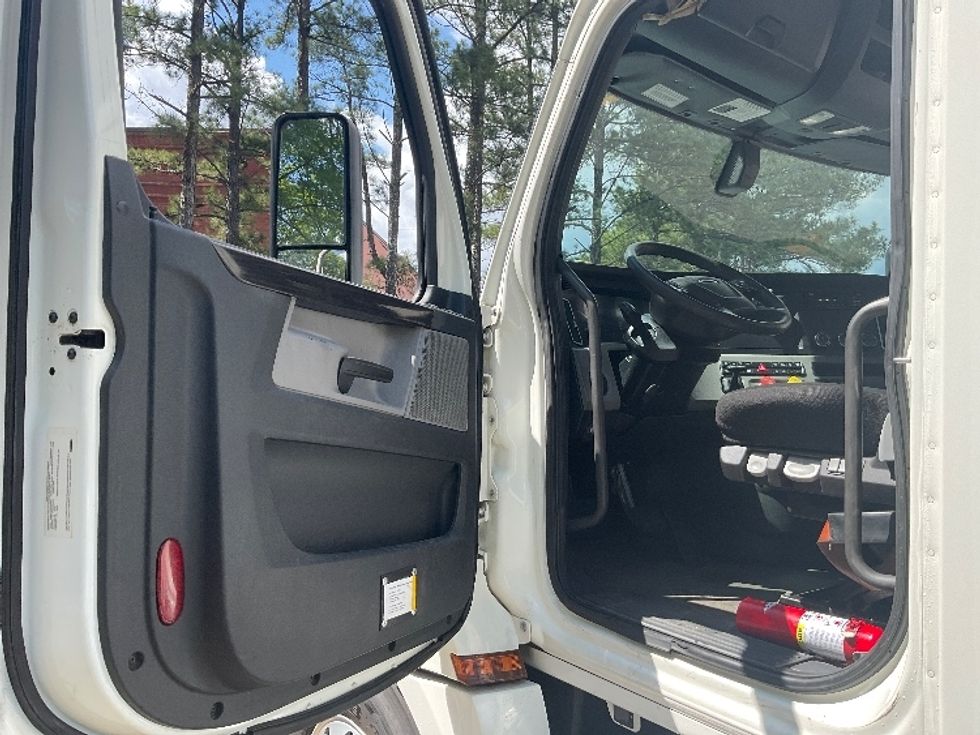Day Cab Tractor-Heavy Duty Tractors-Freightliner-2019-T12664ST-Cleveland-TN-685,901\n\t\tmiles-$ 27,000 - Image 9