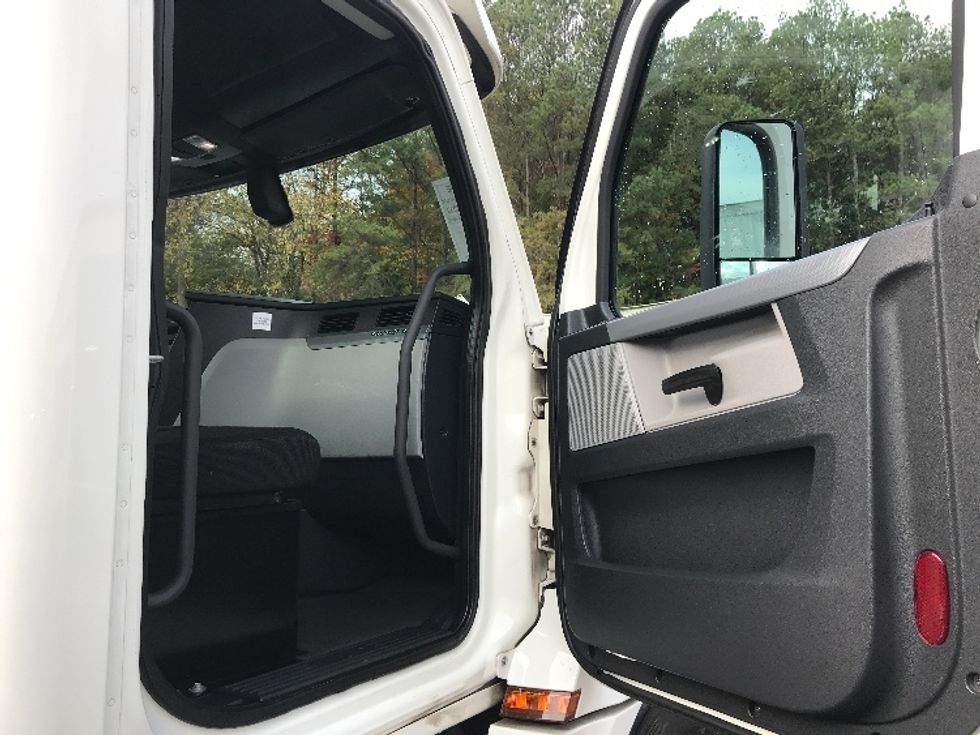 Day Cab Tractor-Heavy Duty Tractors-Freightliner-2019-T12664ST-Cleveland-TN-785,023\n\t\tmiles-$ 26,750 - Image 12