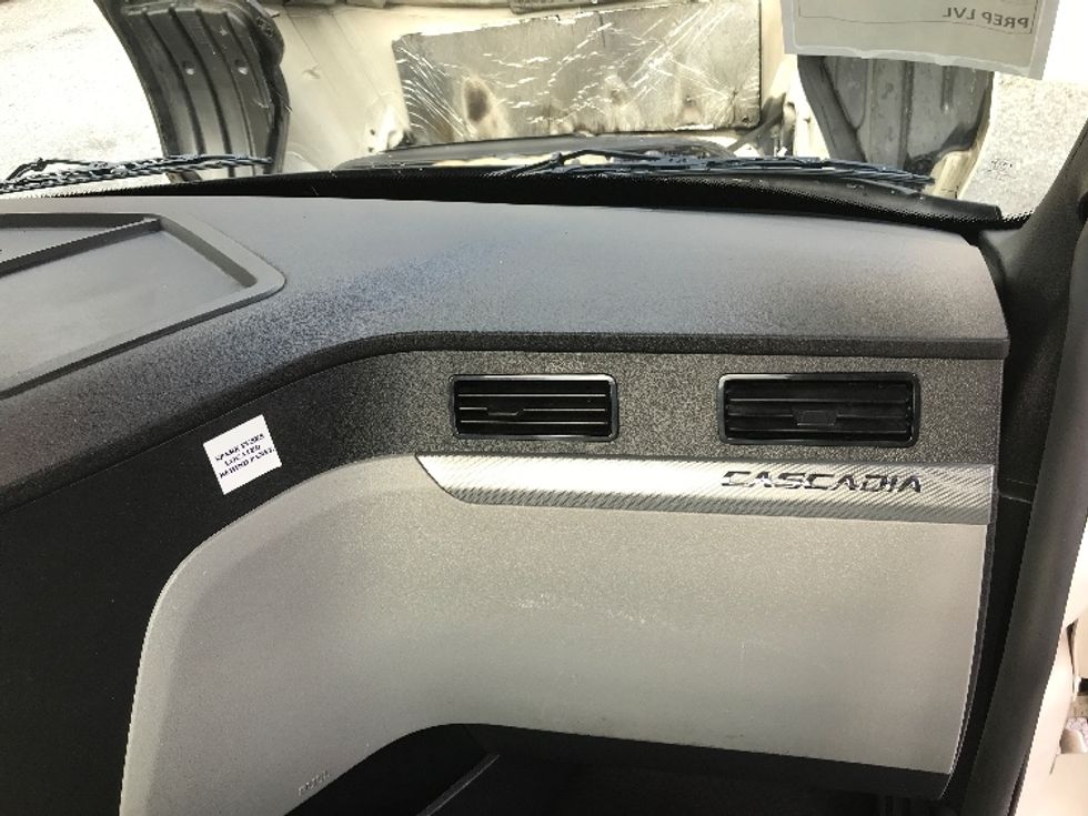 Day Cab Tractor-Heavy Duty Tractors-Freightliner-2019-T12664ST-Cleveland-TN-785,023\n\t\tmiles-$ 26,750 - Image 13