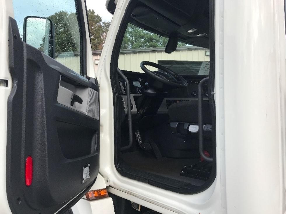 Day Cab Tractor-Heavy Duty Tractors-Freightliner-2019-T12664ST-Cleveland-TN-785,023\n\t\tmiles-$ 26,750 - Image 9