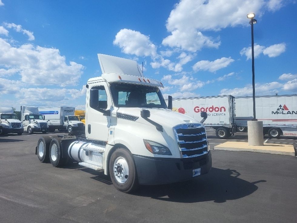 Day Cab Tractor-Heavy Duty Tractors-Freightliner-2019-T12664ST-Concord-NC-432,671\n\t\tmiles-$ 46,250 - Image 1
