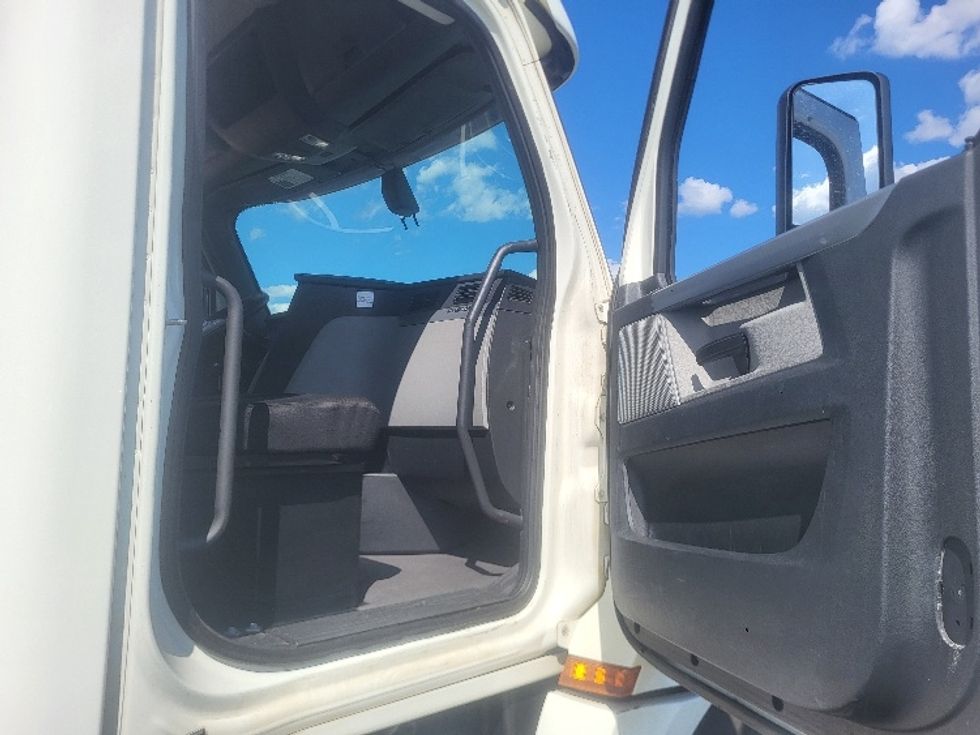 Day Cab Tractor-Heavy Duty Tractors-Freightliner-2019-T12664ST-Concord-NC-432,671\n\t\tmiles-$ 46,250 - Image 12