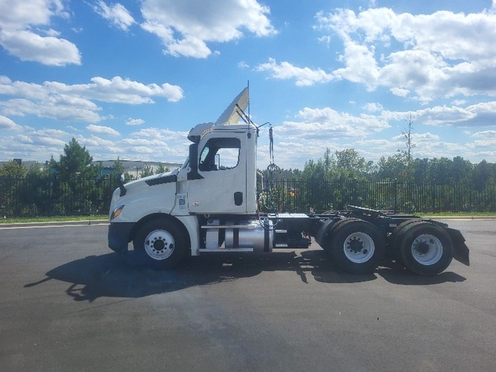 Day Cab Tractor-Heavy Duty Tractors-Freightliner-2019-T12664ST-Concord-NC-432,671\n\t\tmiles-$ 46,250 - Image 4
