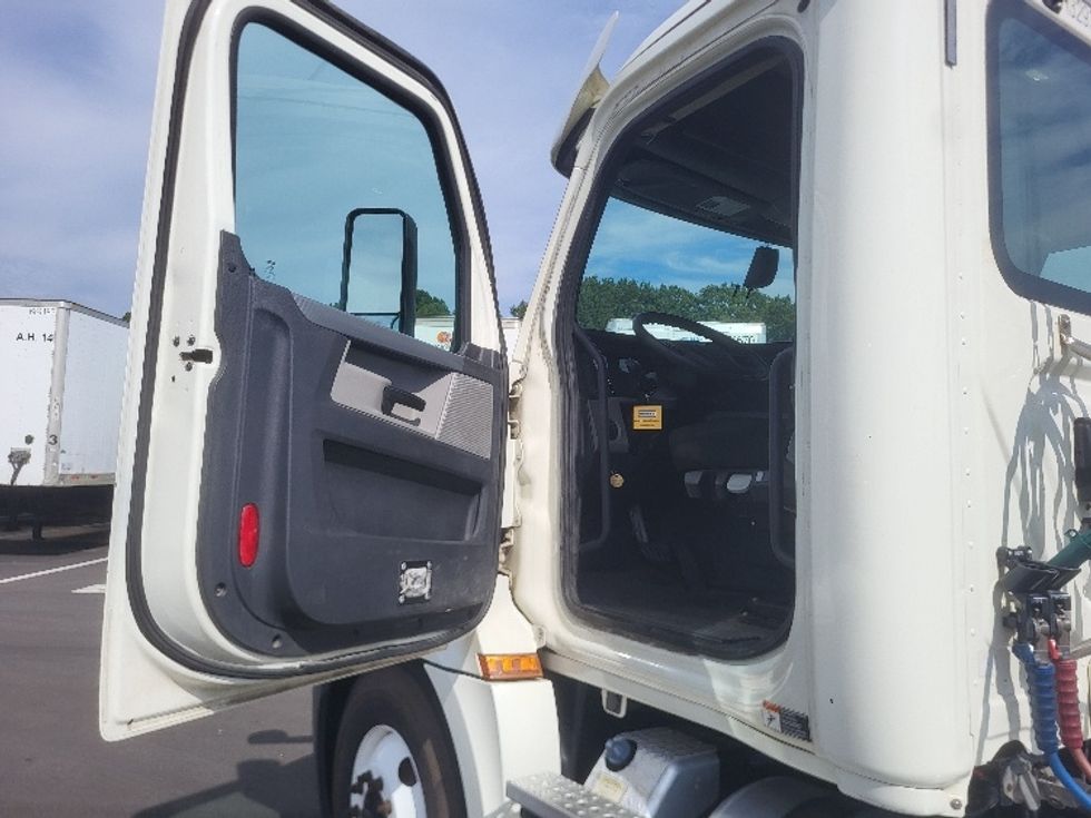 Day Cab Tractor-Heavy Duty Tractors-Freightliner-2019-T12664ST-Concord-NC-432,671\n\t\tmiles-$ 46,250 - Image 9