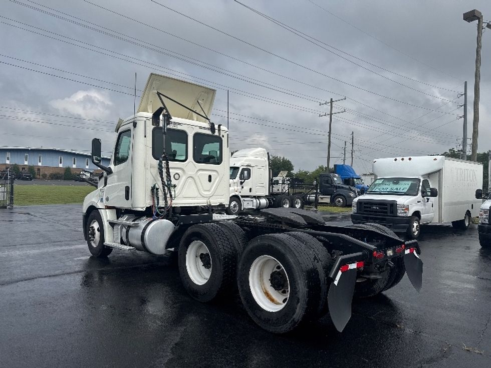 Day Cab Tractor-Heavy Duty Tractors-Freightliner-2019-T12664ST-Concord-NC-552,331\n\t\tmiles-$ 34,500 - Image 3