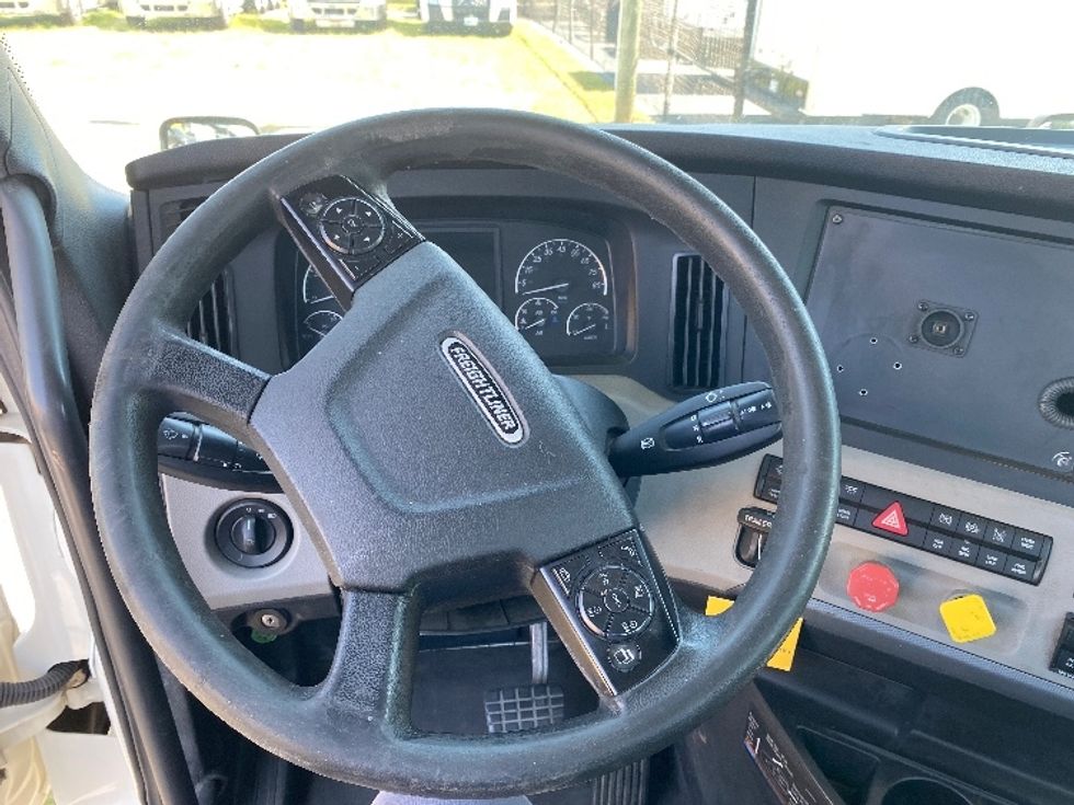 Day Cab Tractor-Heavy Duty Tractors-Freightliner-2019-T12664ST-Concord-NC-552,331\n\t\tmiles-$ 34,500 - Image 6