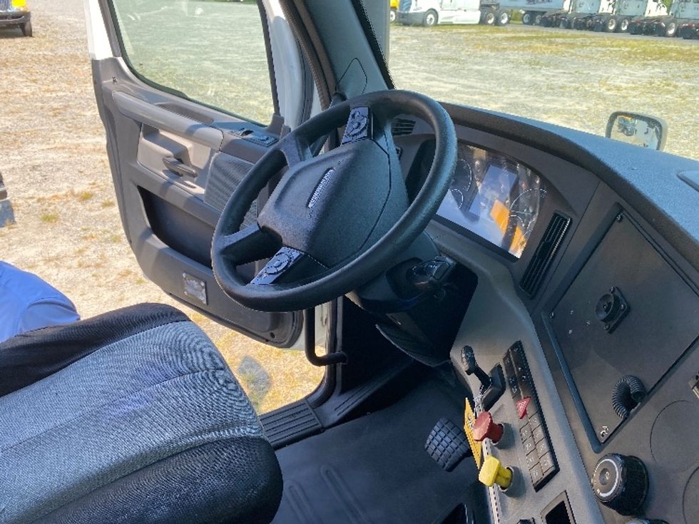 Day Cab Tractor-Heavy Duty Tractors-Freightliner-2019-T12664ST-Concord-NC-552,331\n\t\tmiles-$ 34,500 - Image 7