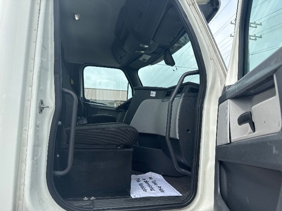 Day Cab Tractor-Heavy Duty Tractors-Freightliner-2019-T12664ST-Concord-NC-552,331\n\t\tmiles-$ 34,500 - Image 8