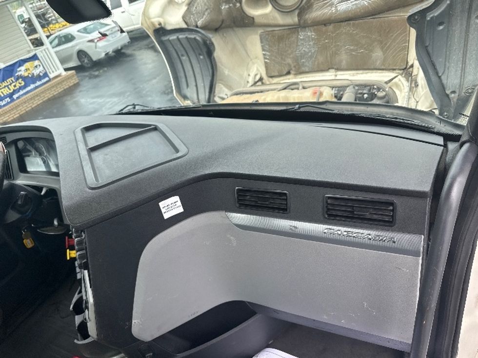 Day Cab Tractor-Heavy Duty Tractors-Freightliner-2019-T12664ST-Concord-NC-552,331\n\t\tmiles-$ 34,500 - Image 9