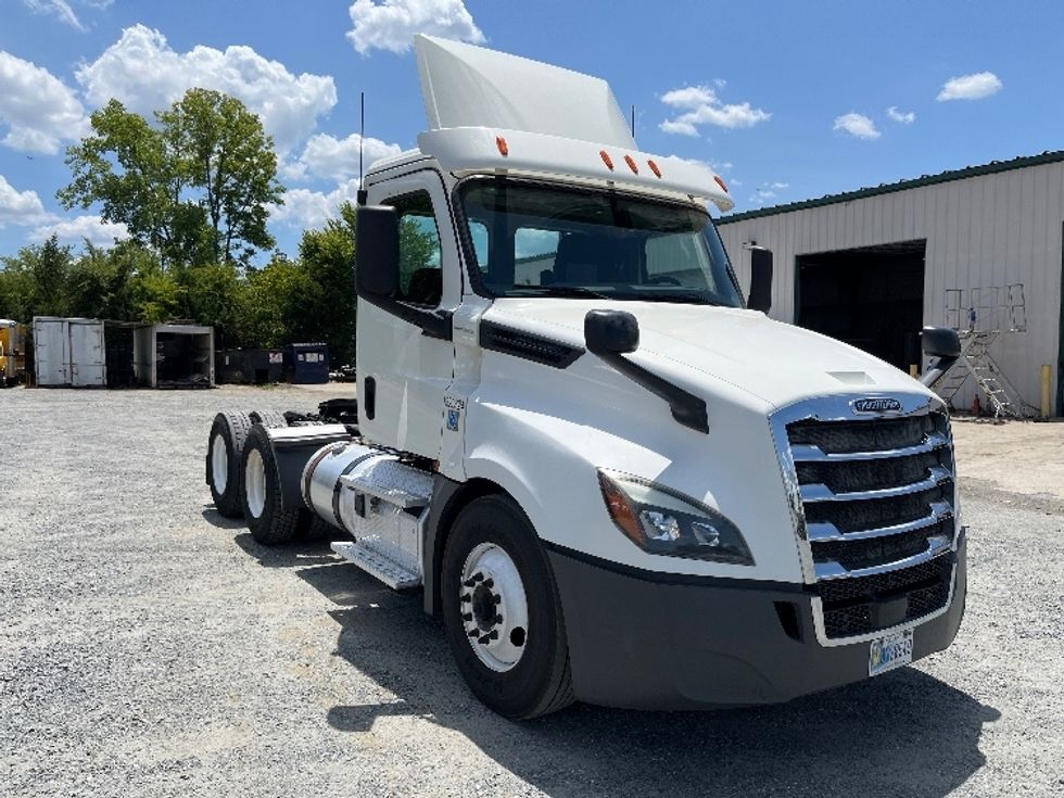 Day Cab Tractor-Heavy Duty Tractors-Freightliner-2019-T12664ST-Concord-NC-644,469\n\t\tmiles-$ 29,250 - Image 1