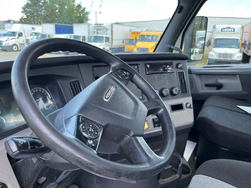 Day Cab Tractor-Heavy Duty Tractors-Freightliner-2019-T12664ST-Concord-NC-644,469\n\t\tmiles-$ 29,250 - Image 10