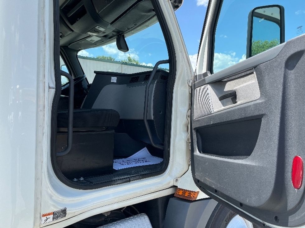 Day Cab Tractor-Heavy Duty Tractors-Freightliner-2019-T12664ST-Concord-NC-644,469\n\t\tmiles-$ 29,250 - Image 12