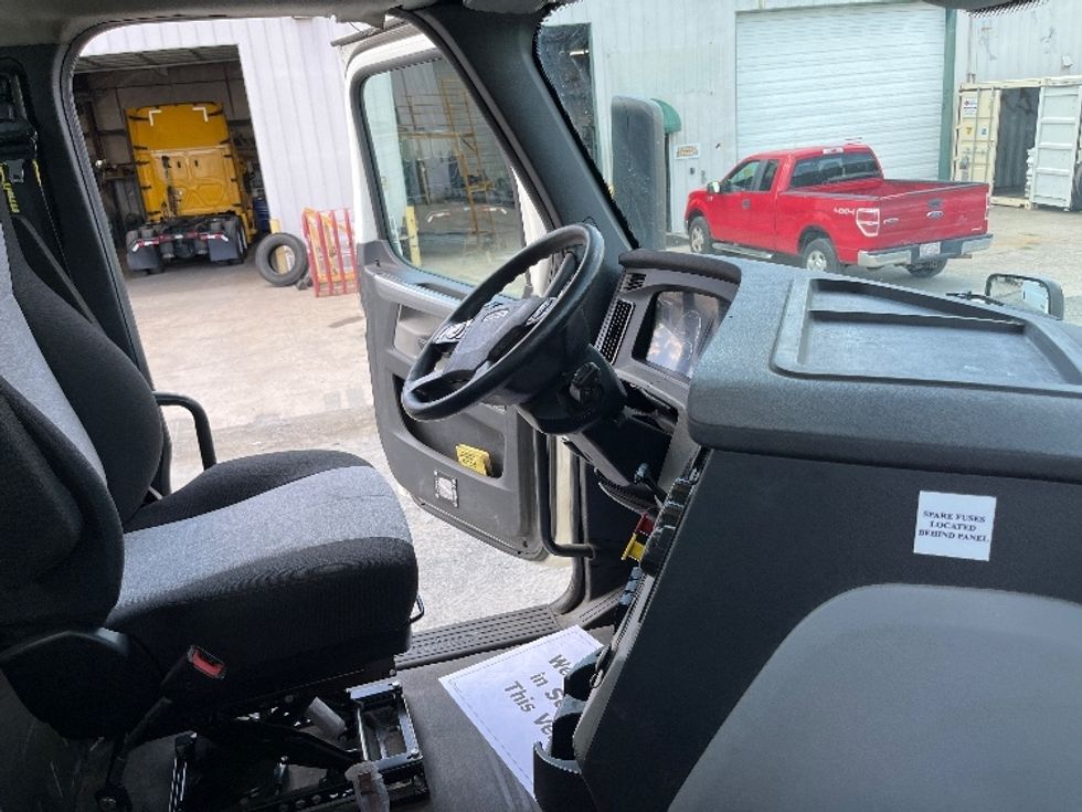 Day Cab Tractor-Heavy Duty Tractors-Freightliner-2019-T12664ST-Concord-NC-644,469\n\t\tmiles-$ 29,250 - Image 14