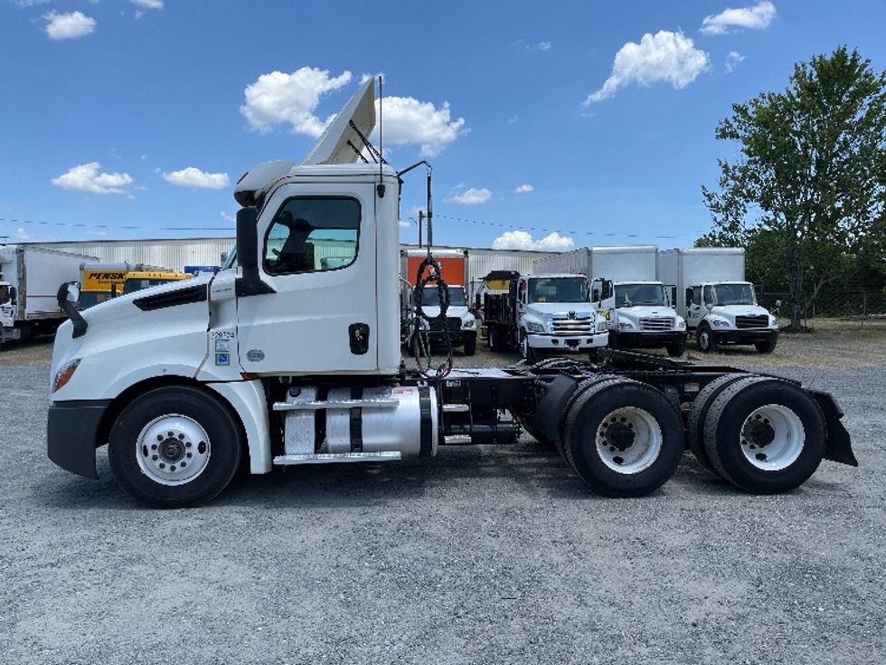 Day Cab Tractor-Heavy Duty Tractors-Freightliner-2019-T12664ST-Concord-NC-644,469\n\t\tmiles-$ 29,250 - Image 4