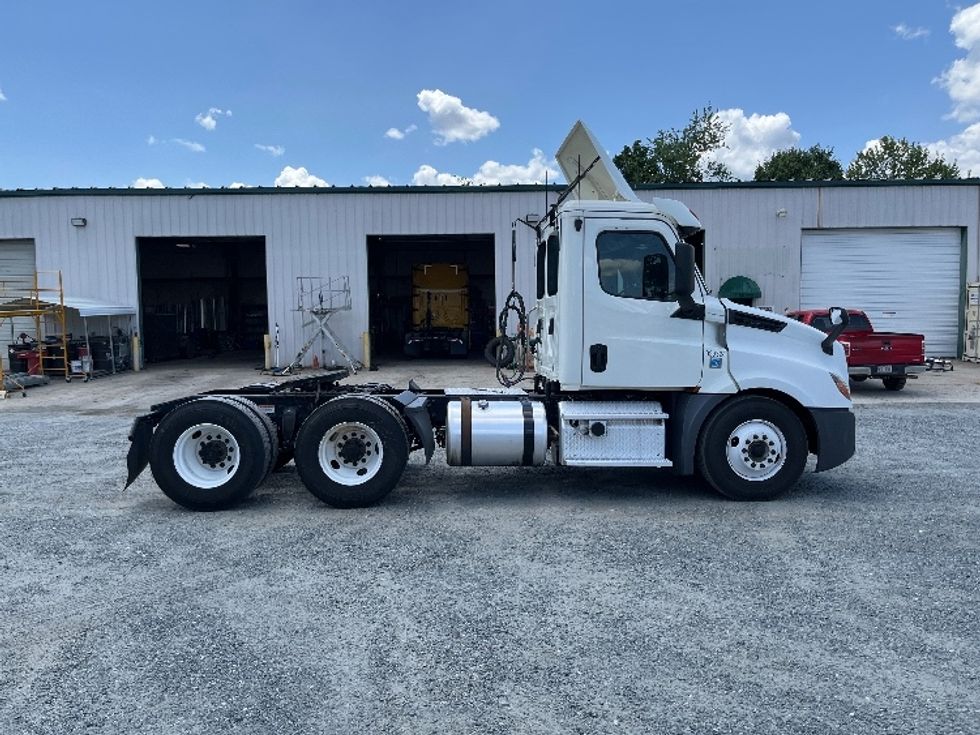 Day Cab Tractor-Heavy Duty Tractors-Freightliner-2019-T12664ST-Concord-NC-644,469\n\t\tmiles-$ 29,250 - Image 8