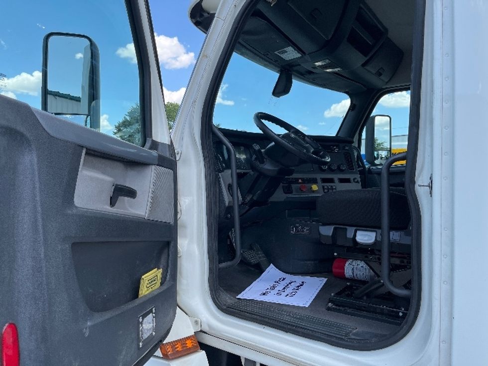 Day Cab Tractor-Heavy Duty Tractors-Freightliner-2019-T12664ST-Concord-NC-644,469\n\t\tmiles-$ 29,250 - Image 9