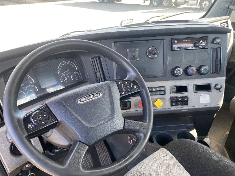 Day Cab Tractor-Heavy Duty Tractors-Freightliner-2019-T12664ST-Conklin-NY-400,179\n\t\tmiles-$ 51,000 - Image 11