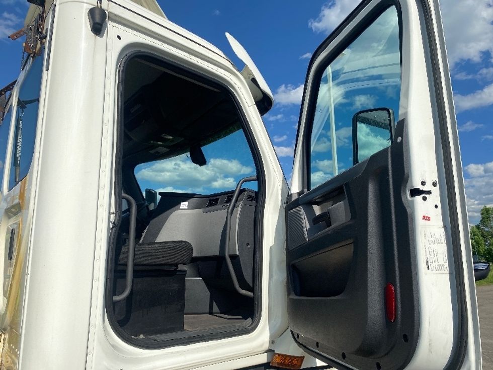 Day Cab Tractor-Heavy Duty Tractors-Freightliner-2019-T12664ST-Conklin-NY-400,179\n\t\tmiles-$ 51,000 - Image 12