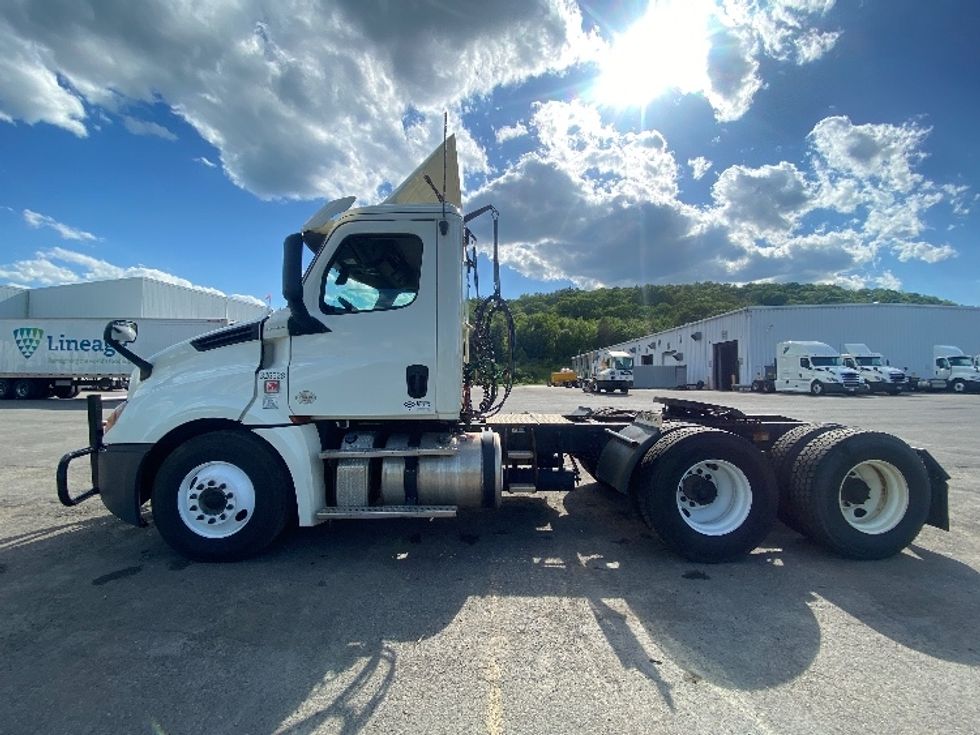 Day Cab Tractor-Heavy Duty Tractors-Freightliner-2019-T12664ST-Conklin-NY-400,179\n\t\tmiles-$ 51,000 - Image 4