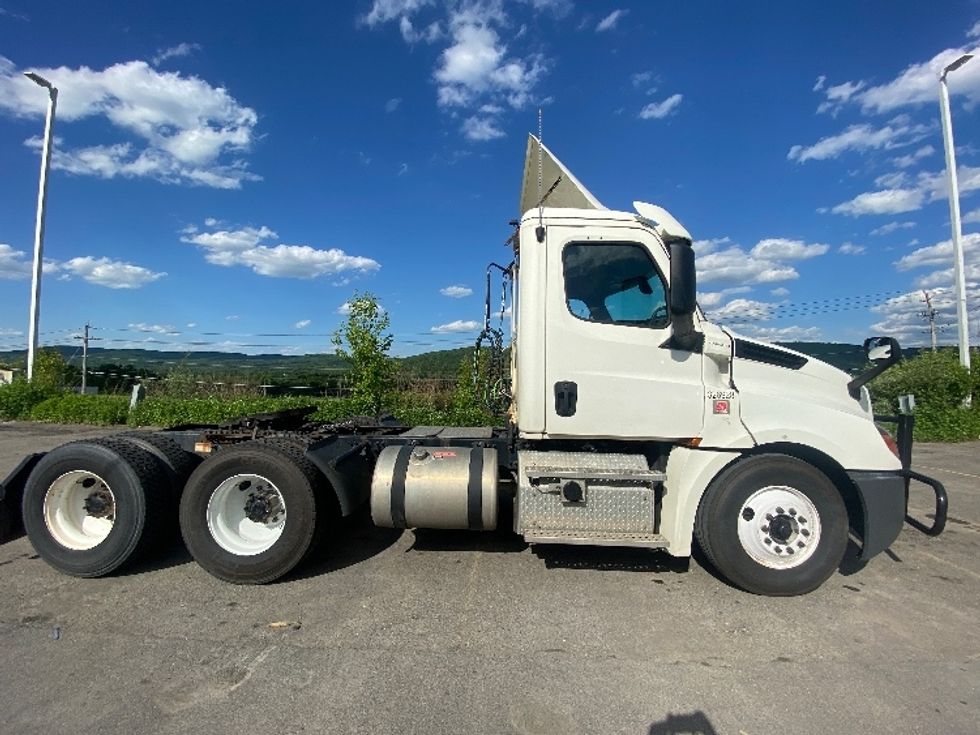 Day Cab Tractor-Heavy Duty Tractors-Freightliner-2019-T12664ST-Conklin-NY-400,179\n\t\tmiles-$ 51,000 - Image 8