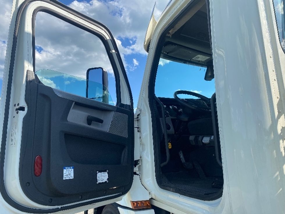 Day Cab Tractor-Heavy Duty Tractors-Freightliner-2019-T12664ST-Conklin-NY-400,179\n\t\tmiles-$ 51,000 - Image 9