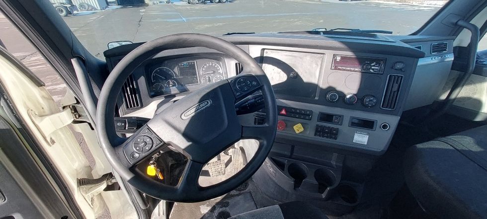 Day Cab Tractor-Heavy Duty Tractors-Freightliner-2019-T12664ST-Conklin-NY-436,388\n\t\tmiles-$ 45,000 - Image 11