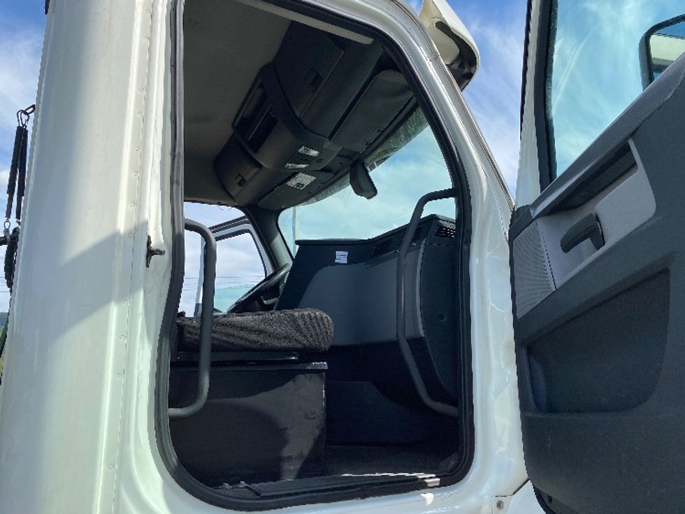 Day Cab Tractor-Heavy Duty Tractors-Freightliner-2019-T12664ST-Conklin-NY-471,010\n\t\tmiles-$ 46,250 - Image 12