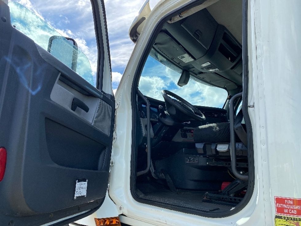 Day Cab Tractor-Heavy Duty Tractors-Freightliner-2019-T12664ST-Conklin-NY-471,010\n\t\tmiles-$ 46,250 - Image 9