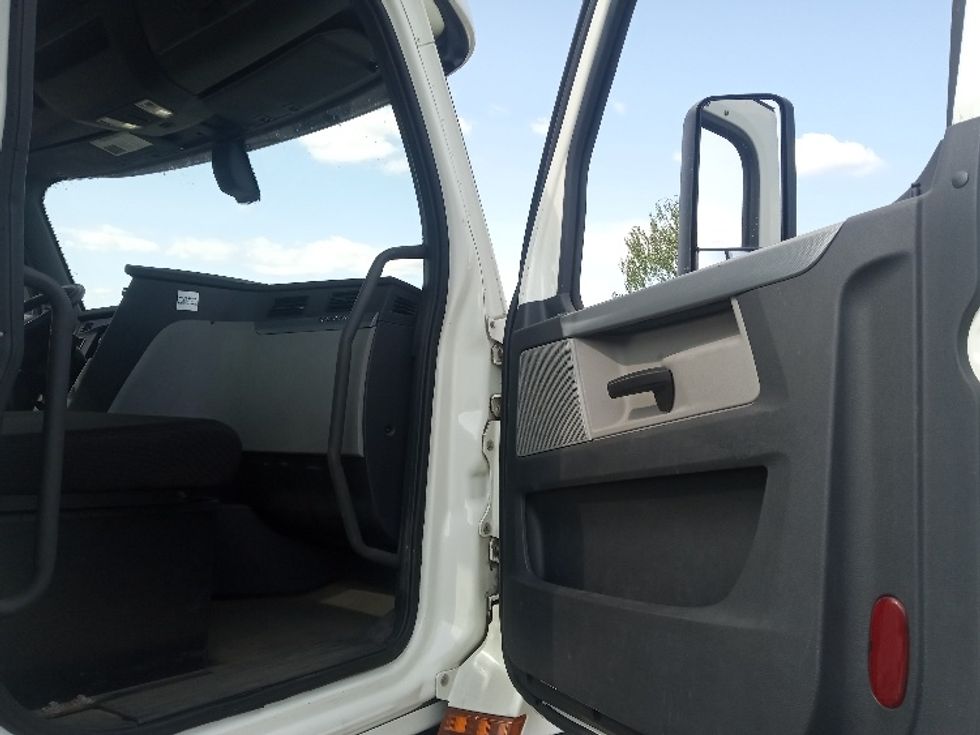 Day Cab Tractor-Heavy Duty Tractors-Freightliner-2019-T12664ST-Conklin-NY-481,000\n\t\tmiles-$ 44,250 - Image 12