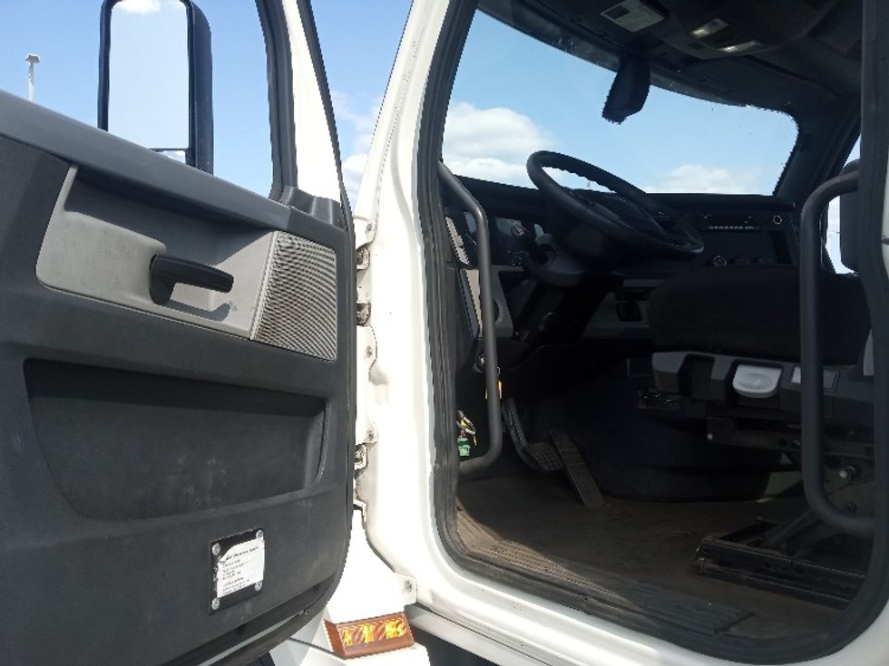 Day Cab Tractor-Heavy Duty Tractors-Freightliner-2019-T12664ST-Conklin-NY-481,000\n\t\tmiles-$ 44,250 - Image 9
